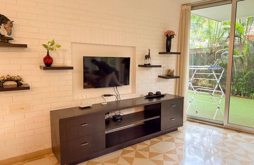Nerul Apartamento | Modern 2bhk w Pool Access 5km to Coco Beach