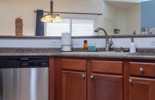 Deer Valley Condominio | Modern 2BR Retreat with Pool, Gym & Balcony