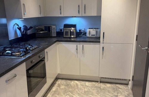 Borehamwood Casa | Modern 3-Bed | Free Parking | 4 Beds |