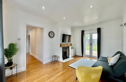 Heaton Casa | Modern 3 Bed Romford Home (Free Parking)