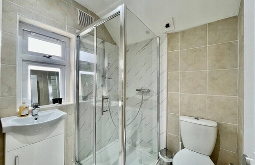 Heaton Casa | Modern 3 Bed Romford Home (Free Parking)