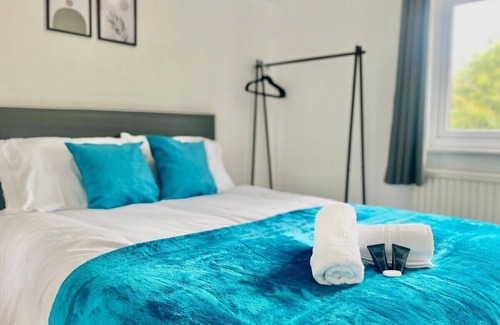 Heaton Casa | Modern 3 Bed Romford Home (Free Parking)