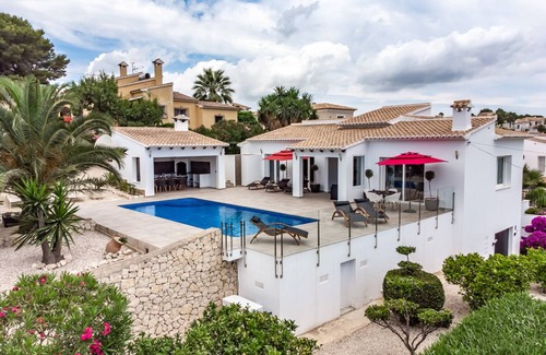 Arnella Villa | Villa confortable con piscina privada, bañera de hidromasaje y vistas al mar.