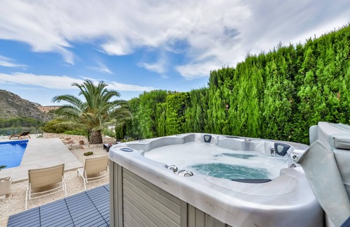 Arnella Villa | Villa confortable con piscina privada, bañera de hidromasaje y vistas al mar.