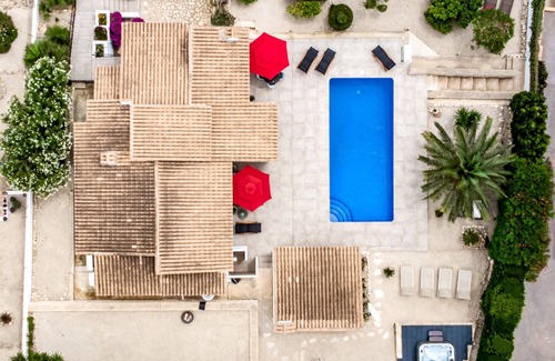 Arnella Villa | Villa confortable con piscina privada, bañera de hidromasaje y vistas al mar.