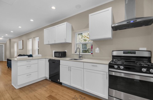 North Chicago Casa | Modern 3BR Apartment Near Navy Base And Six Flags.
