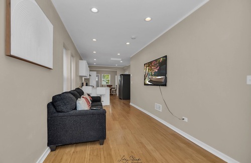 North Chicago Casa | Modern 3BR Apartment Near Navy Base And Six Flags.