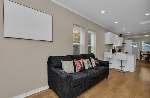 North Chicago Casa | Modern 3BR Apartment Near Navy Base And Six Flags.