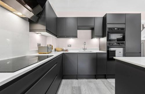 Curdworth Casa | Modern 3BR Home in 24 Breeden Dr Near M6, NEC & Airport Hot Tub, Netflix, Free Parking