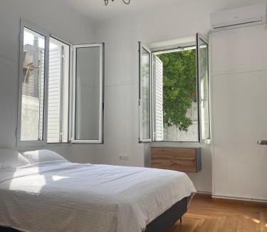 Dafni Apartamento | Modern 3BR Maisonette with garden 10 min from Acropolis