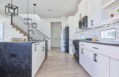 South Manchaca Casa | Modern 3BR Retreat - Near Airport - DT - BBQ