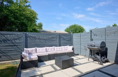 South Manchaca Casa | Modern 3BR Retreat - Near Airport - DT - BBQ