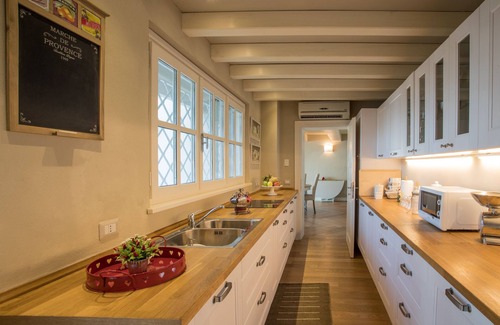 San Feliciano Villa | Villa moderna con piscina de flujo continuo y vistas impresionantes al lago.