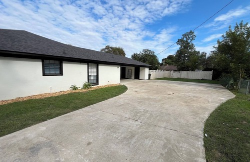 Monroe Casa | Modern 4/2.5 with 5 beds, close to stores/interstates, perfect for work crews