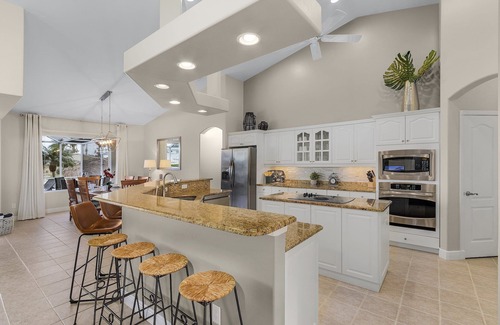 Caloosahatchee Villa | Casa moderna frente al mar de 4 Bd / 3 baños con acceso rápido al golfo y piscina climatizada