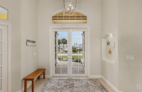 Caloosahatchee Villa | Casa moderna frente al mar de 4 Bd / 3 baños con acceso rápido al golfo y piscina climatizada