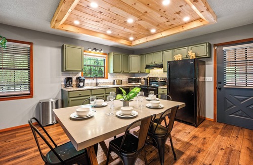 Wears Valley Cabina | Modern 4-bedroom Cabin w/ Hot Tub/Game Room/Fire Pit/Backyard