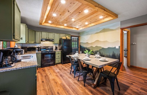 Wears Valley Cabina | Modern 4-bedroom Cabin w/ Hot Tub/Game Room/Fire Pit/Backyard