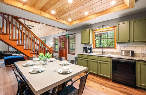 Wears Valley Cabina | Modern 4-bedroom Cabin w/ Hot Tub/Game Room/Fire Pit/Backyard