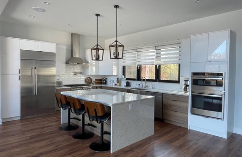 Mauston Casa | Modern 5 bedroom house is a perfect vacation rental for those looking to escape