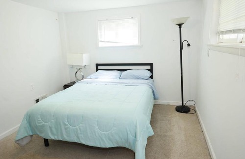 Hybla Valley Apartamento | Modern 5BR Alexandria Home