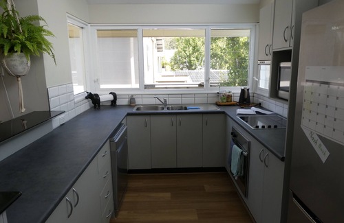 Long Beach Villa | Modern 5brm Beachfront Bliss - Fur babies welcome - foot steps to golden sands