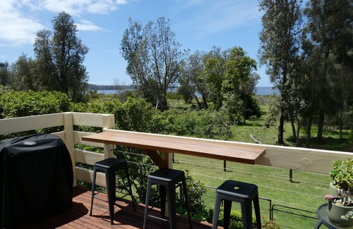 Long Beach Villa | Modern 5brm Beachfront Bliss - Fur babies welcome - foot steps to golden sands