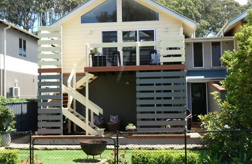 Long Beach Villa | Modern 5brm Beachfront Bliss - Fur babies welcome - foot steps to golden sands