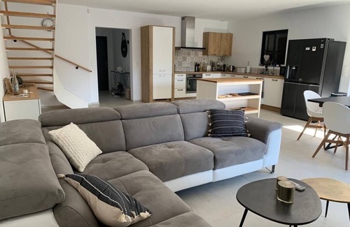 Le Cannet-des-Maures Villa | Modern air-conditioned architect designed villa with private pool