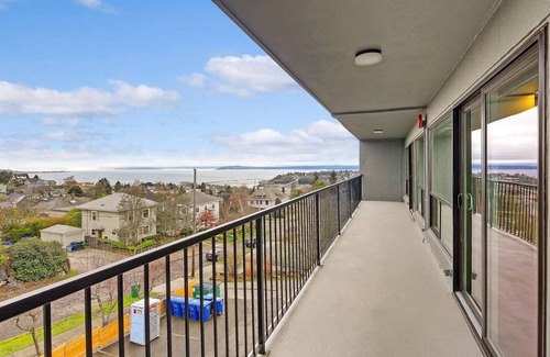 West Queen Anne Apartamento | Modern, airy and bright, this private apartment sits on the top of Queen Anne hill.