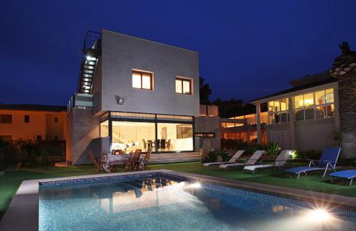 Alcanada Villa | Modern Alcanada