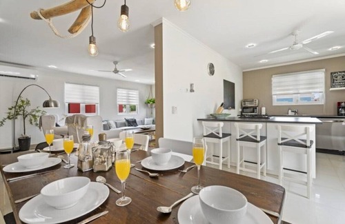 Calbas Plaza Residences Casa | MODERN and CLEAN - 6 guests - beautiful and private vacation home with pool!