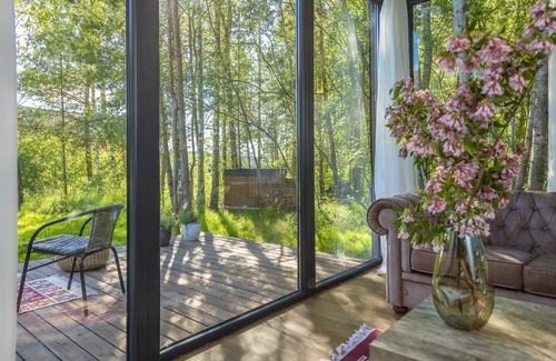 Gratiskes Otro | Modern and specious riverside cabin with hot tub