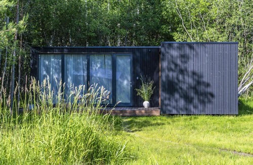 Gratiskes Otro | Modern and specious riverside cabin with hot tub