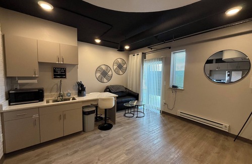 Kaukauna Apartamento | Modern Apartment in Carnegie Lofts--Pet Friendly!