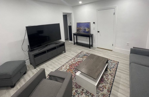 Worcester Casa | Modern apartment in Worcester w/ all amenities. 5 minutes away from White City.