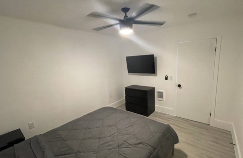 Worcester Casa | Modern apartment in Worcester w/ all amenities. 5 minutes away from White City.