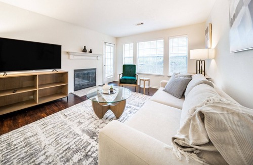 North Royalton Apartamento | Modern Apartment in Prime Location (ID5072X67)