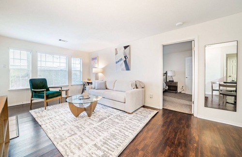 North Royalton Apartamento | Modern Apartment in Prime Location (ID5072X67)