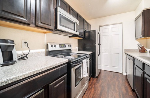 North Royalton Apartamento | Modern Apartment in Prime Location (ID5072X67)