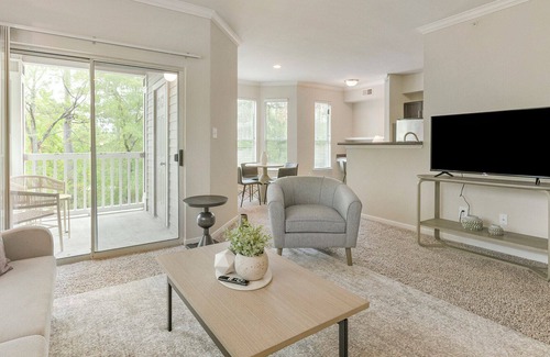 Alden Bridge Apartamento | Modern Apartment in Prime Location (ID4543X82)