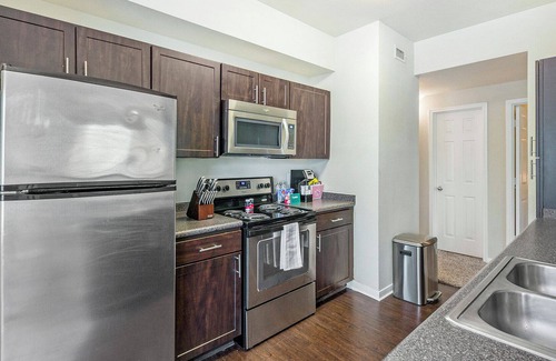 Alden Bridge Apartamento | Modern Apartment in Prime Location (ID4543X82)