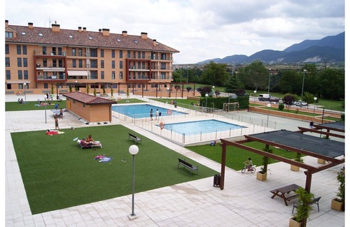 Jaca Apartamento | Moderno apartamento con parking, piscina y wifi