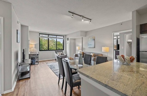 White Plains Apartamento | Modern Apt with Kitchen and Gym