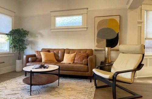 Central Sacramento Casa | Modern, Artsy, 2 BD, 1B Bungalow