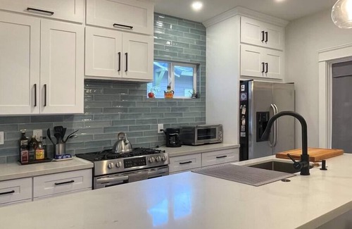 Central Sacramento Casa | Modern, Artsy, 2 BD, 1B Bungalow