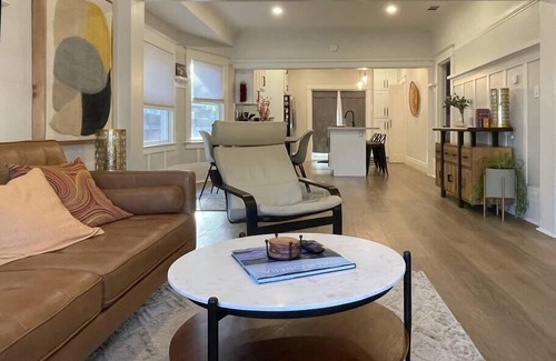 Central Sacramento Casa | Modern, Artsy, 2 BD, 1B Bungalow