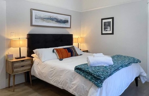 Central Sacramento Casa | Modern, Artsy, 2 BD, 1B Bungalow