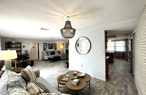 Englewood Casa | Modern & Casual 2BR Near Dearborn St & Beaches