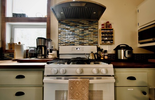 Mineral Cabina | Modern-Chic Cabin. 10 miles to Lassen! Snowshoes, EV Charging.